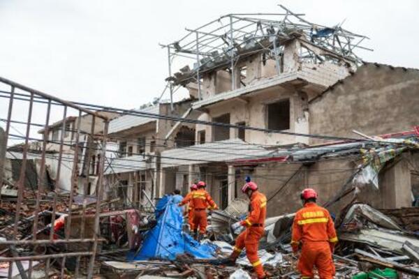 台風10号に伴う竜巻が発生した中国湖北省黄岡市で活動する救援隊員=7日(新華社=共同)