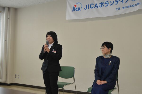 抱負を語る横手さん（左）と鈴木さん＝13日午前、とちぎ国際交流センター