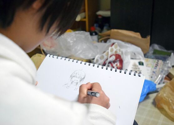 学校に行かず、家の中で絵を描くなどして一日を過ごす千秋さん＝２月上旬、宇都宮市内