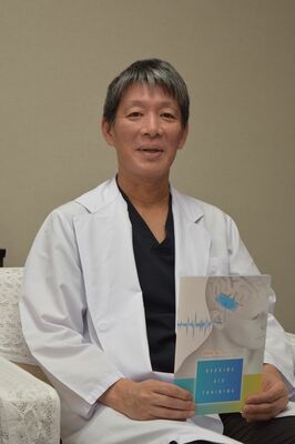 「補聴器を正しく活用すれば欠かせない物になる」と話す新田医師＝宇都宮市内
