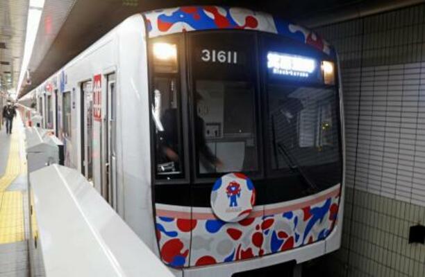 　運行最終日を迎えた大阪メトロ御堂筋線の万博ラッピング車両＝２１日午前、堺市