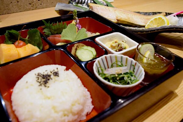 新鮮な魚と土鍋炊きのご飯が楽しめる「お造りと焼き魚ランチ」