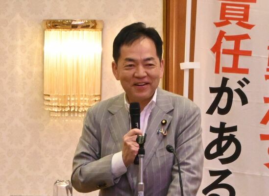 自民党候補者の集会で演説する浅尾環境相＝５日午後、日光市鬼怒川温泉大原