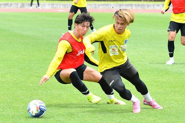 31日のJ3長野戦に向け、練習に汗を流す栃木SCの選手=さくらスタジアム