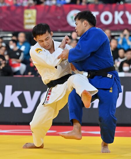 グランドスラム東京大会男子60キロ級決勝で、相手選手を攻める高藤直寿（左）＝２０２３年12月、東京体育館、磯真奈美撮影