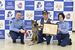 山岳遭難者の発見に貢献した岩井さん(中央)とフレア号