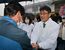 無投票で初当選し、支持者と握手する大関一雄氏＝18日午後５時50分、芳賀町祖母井