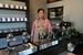 モダンな店内に立つ野本さん