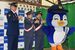 一日署長の委嘱を受けたザ・たっちの２人（中央）