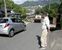 私道を通る車を確認する世良会長。奥に見える建物が市立北部医療センター安佐市民病院
