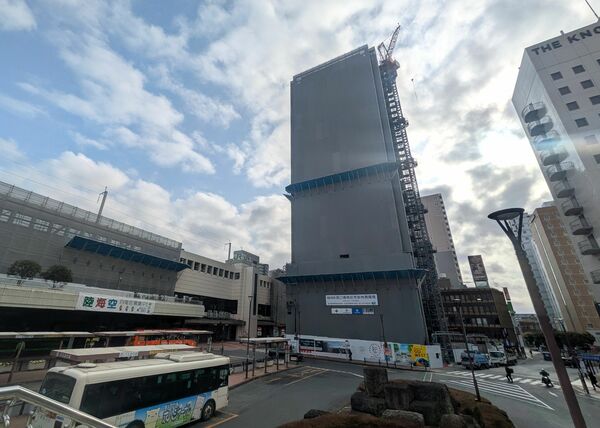 駅から徒歩１分の場所に建設中のマンション「アトラスタワー宇都宮」＝19日午後、ＪＲ宇都宮駅