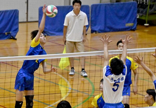 バレーボール男子決勝 第2セット、足大付のレフト菊地(左)が強烈なスパイクを決める=県南体育館、加藤竜矢撮影