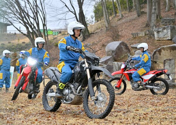 オフロード公開訓練会に臨む交通機動隊員ら＝３日午前10時20分、茂木町林