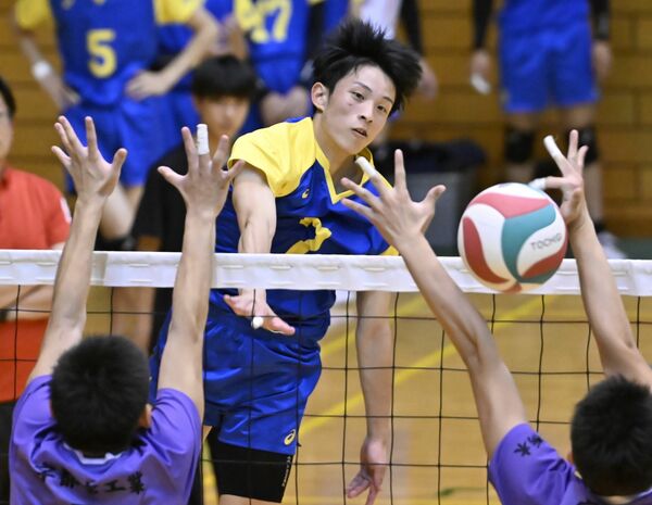 攻撃をけん引する足大付の菊池＝準決勝の宇工戦から