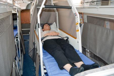　高知駅前観光が高速夜行バスで導入した「ベッド型」座席