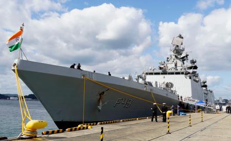 　海上自衛隊佐世保基地に寄港したインド海軍のフリゲート艦サヒヤードリ＝２８日午前、長崎県佐世保市