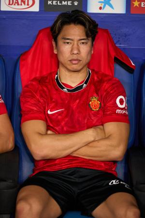 エスパニョール戦の試合前、ベンチに腰掛けるマジョルカの浅野拓磨=15日、バルセロナ(ゲッティ=共同)