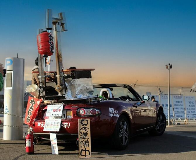 マツダのオープンカー「ロードスター」で焼き芋を販売する「えるろこロド芋(神奈川県)」