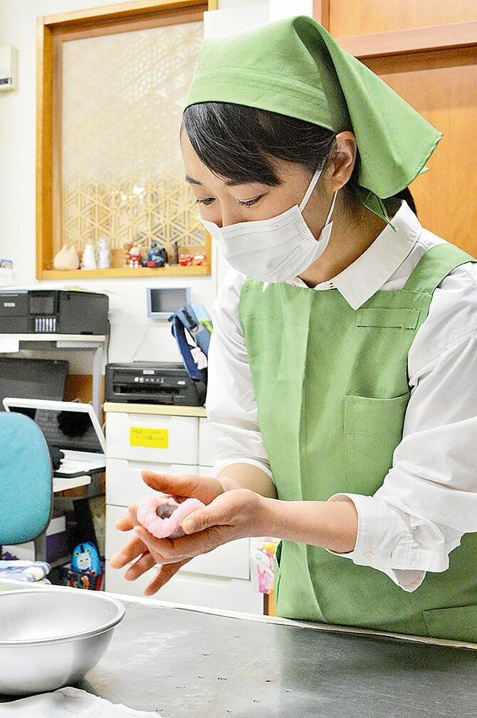 「桜餅」の包餡。「真ん中に」を意識しながら包みます