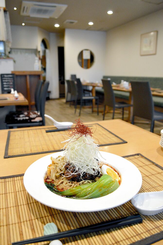 揚げナス、ザーサイ、チンゲン菜など具材がたっぷり
