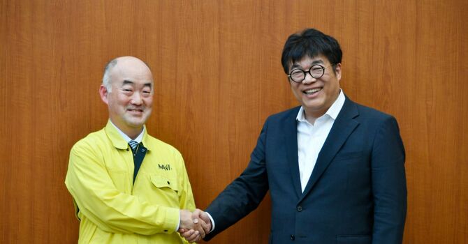 レオス・キャピタルワークス代表取締役社長 CIO藤野氏(右)と
マニー取締役兼代表執行役社長齊藤氏(左)=宇都宮市内のマニー本社