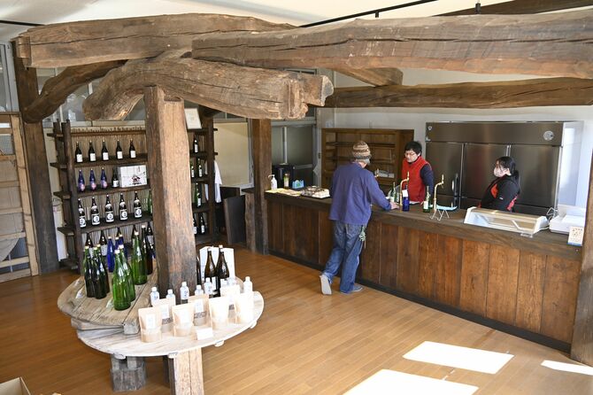 旧池島酒造の古材を活用した前日光醸造所の直売所＝鹿沼市