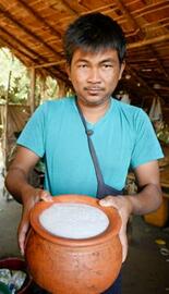 ミャンマー幻の酒、まろやかな酸味と甘み