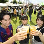 爽やかな秋空でドイツの美酒堪能　ビールまつり「オクトーバーフェストしも…