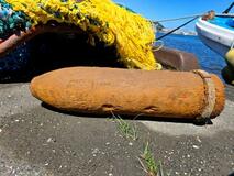 ナマコ漁船の網に不発弾か