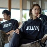 ニューエラ、ぐるっと回すと「さとう」　佐藤発祥の地で第２弾ＣＦ　パーカーとＴシャツ製作へ