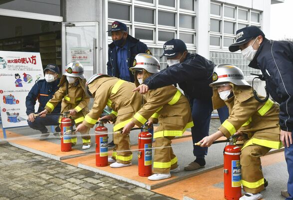 初期消火を体験する子どもたち