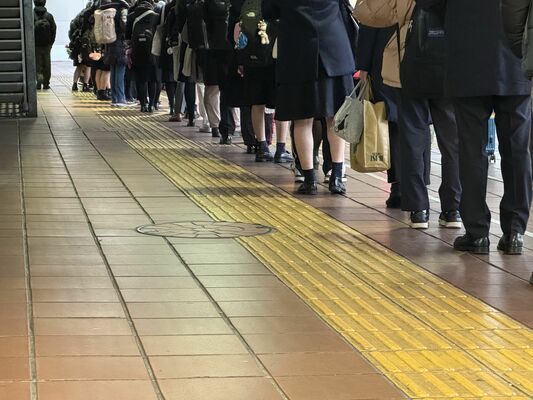 駅舎寄りの乗降場で列を作ってバスを待つ利用者たち＝２月５日午前７時20分、宇都宮市川向町