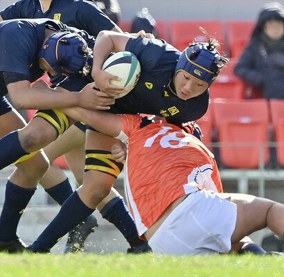 後半19分、ボールを運ぶ国学栃木のＦＷ笹本