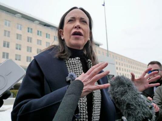 28日、米ワシントンで記者団の取材に応じるベネズエラの野党指導者マチャド氏(共同)