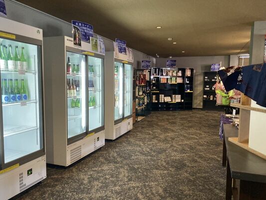 伝承蔵グループの日本酒や焼酎を購入できる直売店内＝日光市