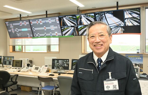 車両基地の通信指令室で笑顔を見せる中尾常務＝17日午後、宇都宮市下平出町