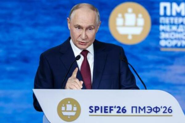 5日、ロシア・サンクトペテルブルクで開催された国際経済フォーラムで演説するプーチン大統領(タス=共同)