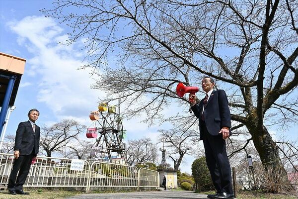 標本木の下で開花を宣言する佐藤市長（右）と福田会長