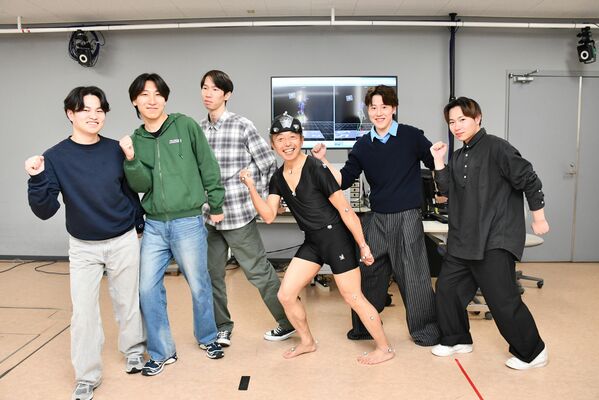 「江戸走り」の第一人者の大場さん（中央）と研究に取り組んだ学生たち＝２０２５年１２月２５日午前、大田原市北金丸