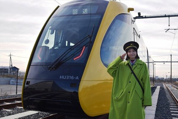 ＬＲＴの車両前でポーズを決める鈴川さん
