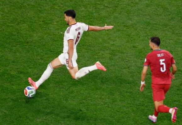 　ポルトガル―スペイン　試合終了間際、決勝ゴールを決めるスペインのメリノ（左）＝ダラス（共同）