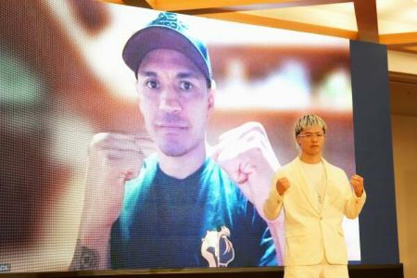 リモートで記者会見に参加したフアンフランシスコ・エストラダとポーズをとるWBCバンタム級2位の那須川天心=25日、東京都文京区