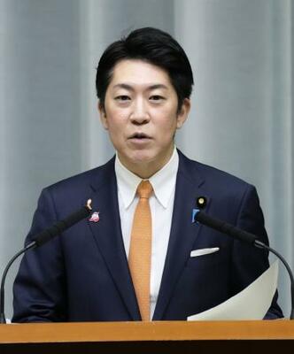 記者会見する佐藤官房副長官=4日、首相官邸