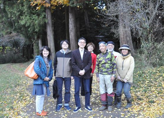 豊かな自然を感じながらＳＤＧｓを学ぶ里山スクールを開校するメンバーら