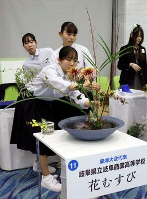 「Ikenobo 花の甲子園」の全国大会で3連覇を果たした岐阜県立岐阜商業高=16日午後、京都市中京区