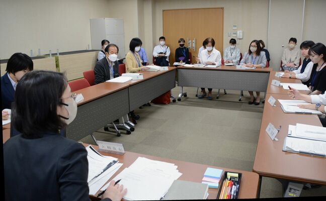 評議で話し合う参加者ら＝３日午後、宇都宮市小幡１丁目