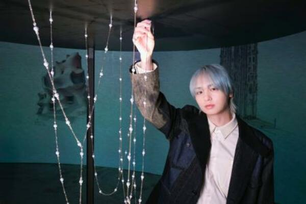 　ポリフニキュラー模型に触れる伊野尾慧＝東京都品川区