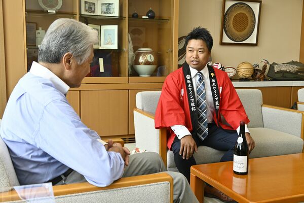 福田知事（左）に欧州へのワイン輸出決定を報告する岩崎氏＝１日午前、県庁