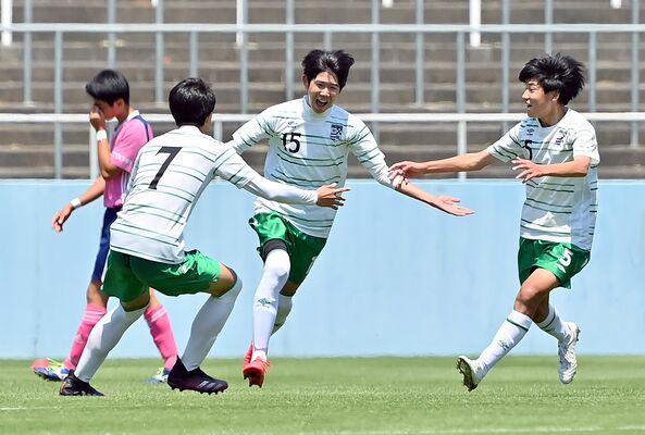 後半16分、先制点を挙げ、喜ぶ白鴎足利のＦＷ三田（中央）＝県グリーンスタジアム