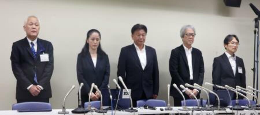 東京都北区の小学校火災について記者会見する区長や教育委員会関係者ら=23日夜、北区